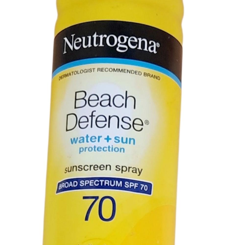 Neutrogena Beach Defense® Water + Sun Protection Sunscreen Spray Broad Spectrum - Picture 2 of 3